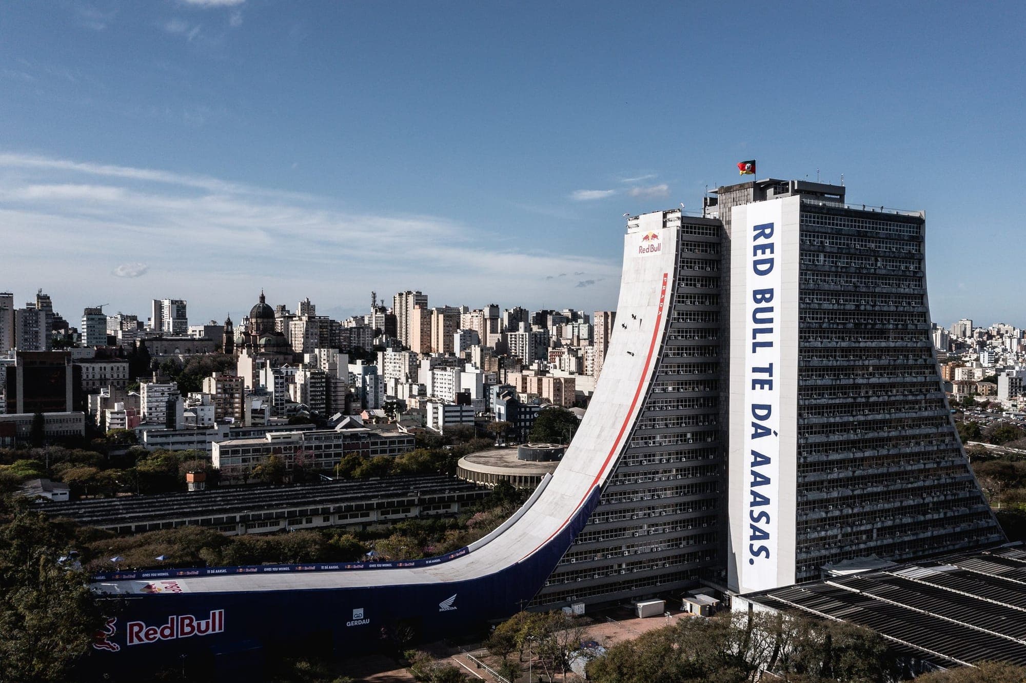 Skater rompió dos récords mundiales al lanzarse desde la mayor rampa del mundo