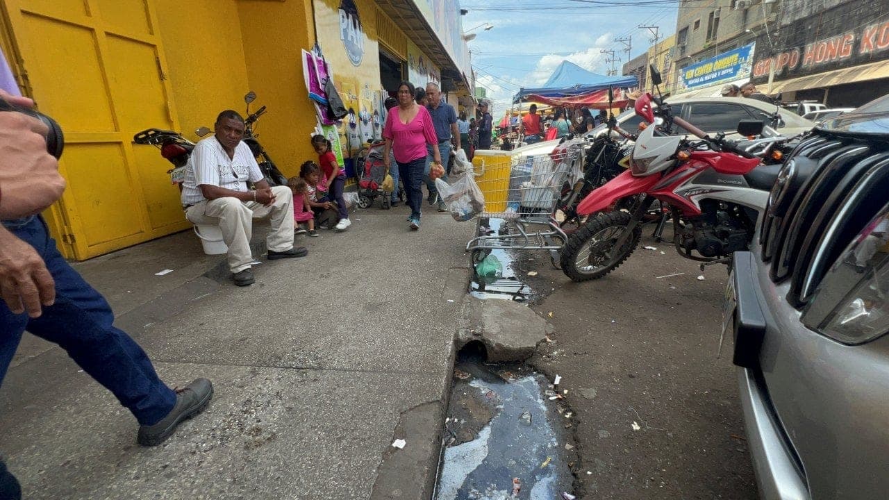 MONAGAS | Desborde de cloacas aqueja a comerciantes de la calle Cedeño de Maturín