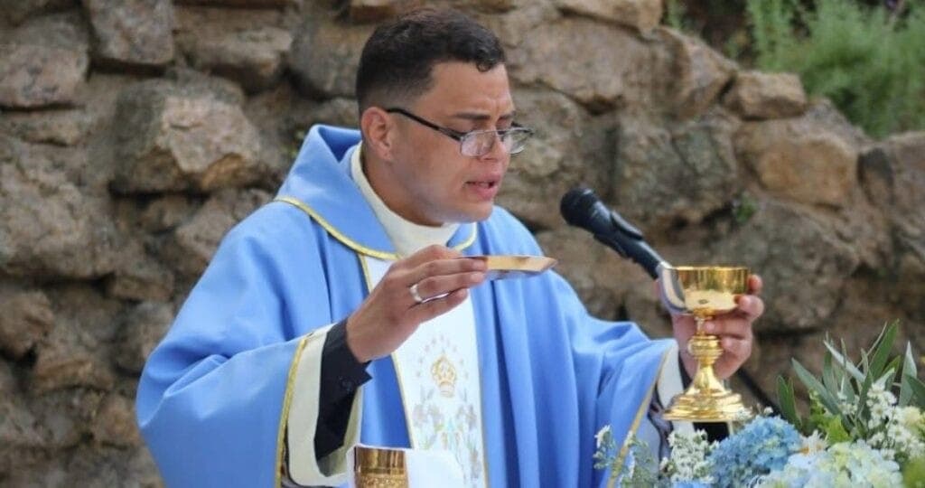 Venezolano usurpó funciones de sacerdote católico durante más de un año en Chile