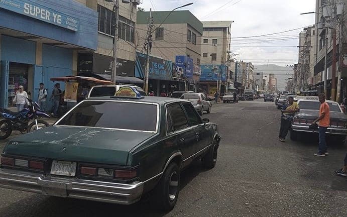 ANZOÁTEGUI | Usuarios denunciaron que en Puerto La Cruz subieron el pasaje en carros a Bs. 100