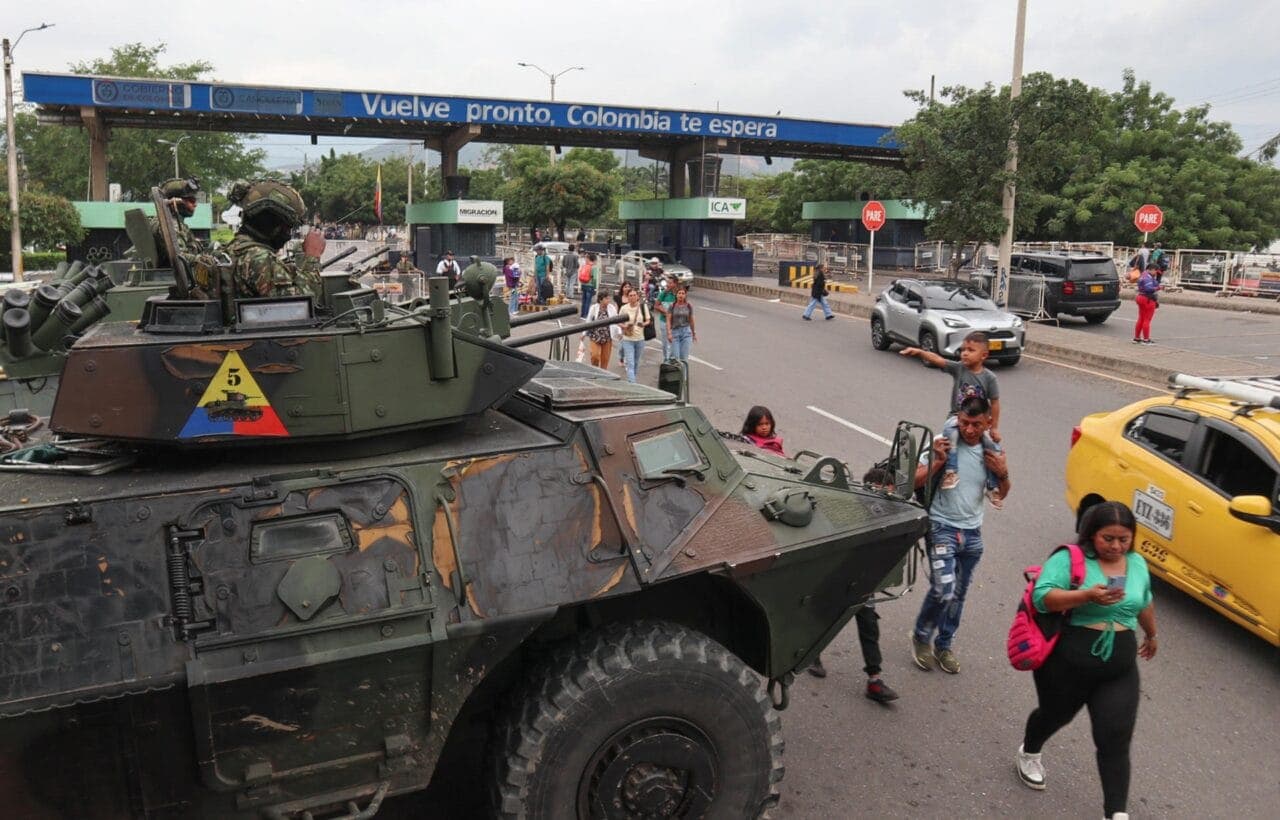30.000 militares colombianos serán desplegados en la frontera con Venezuela