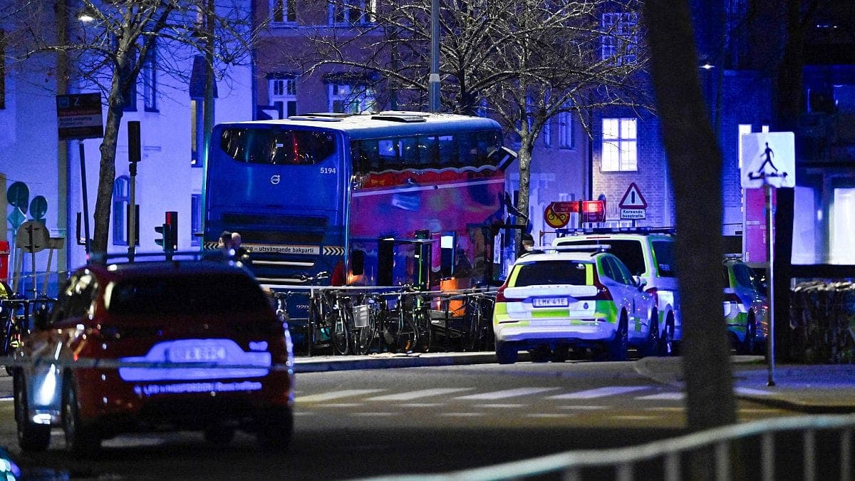 Autobús se estrelló contra una parada en Estocolmo y dejó tres muertos